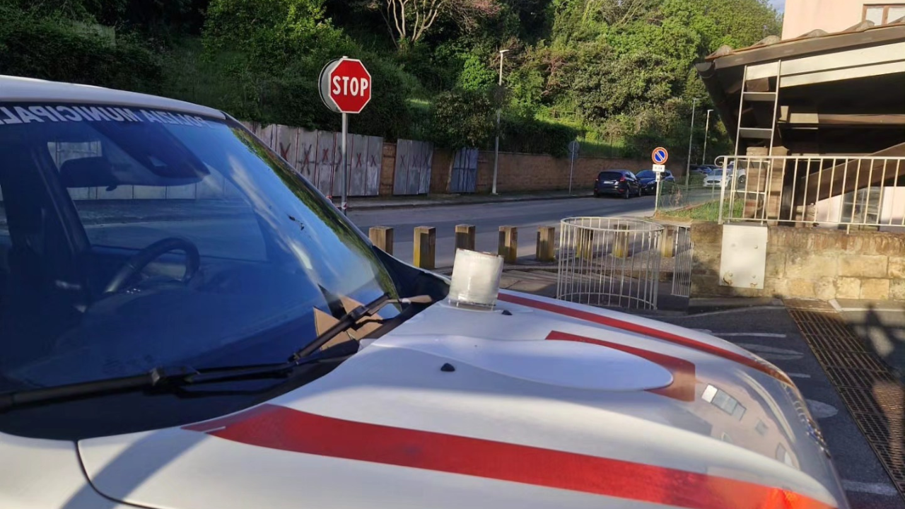 L'auto vandalizzata vicino al Comune di Bibbona