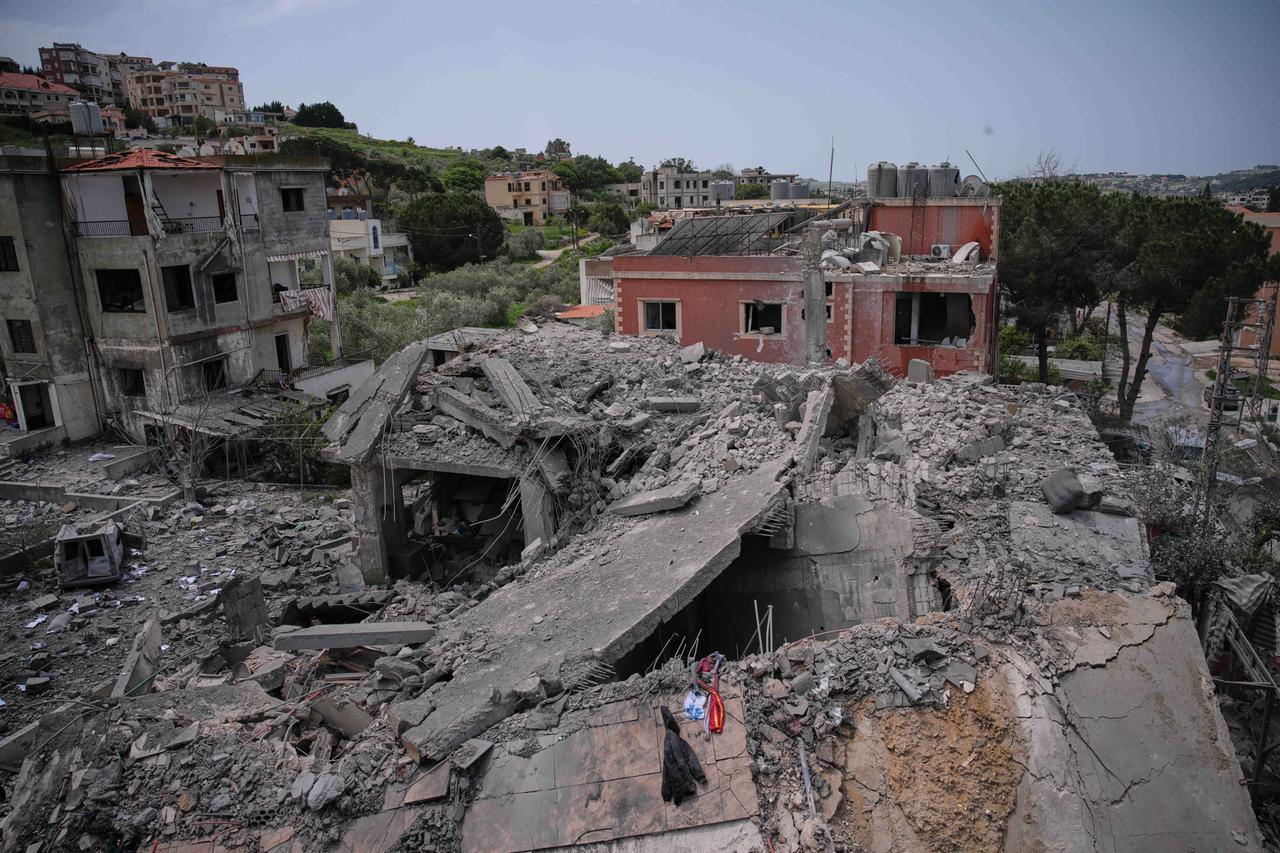 Libano, Unifil sotto attacco durante lo sminamento: ucciso un soldato francese. Parigi accusa Hezbollah