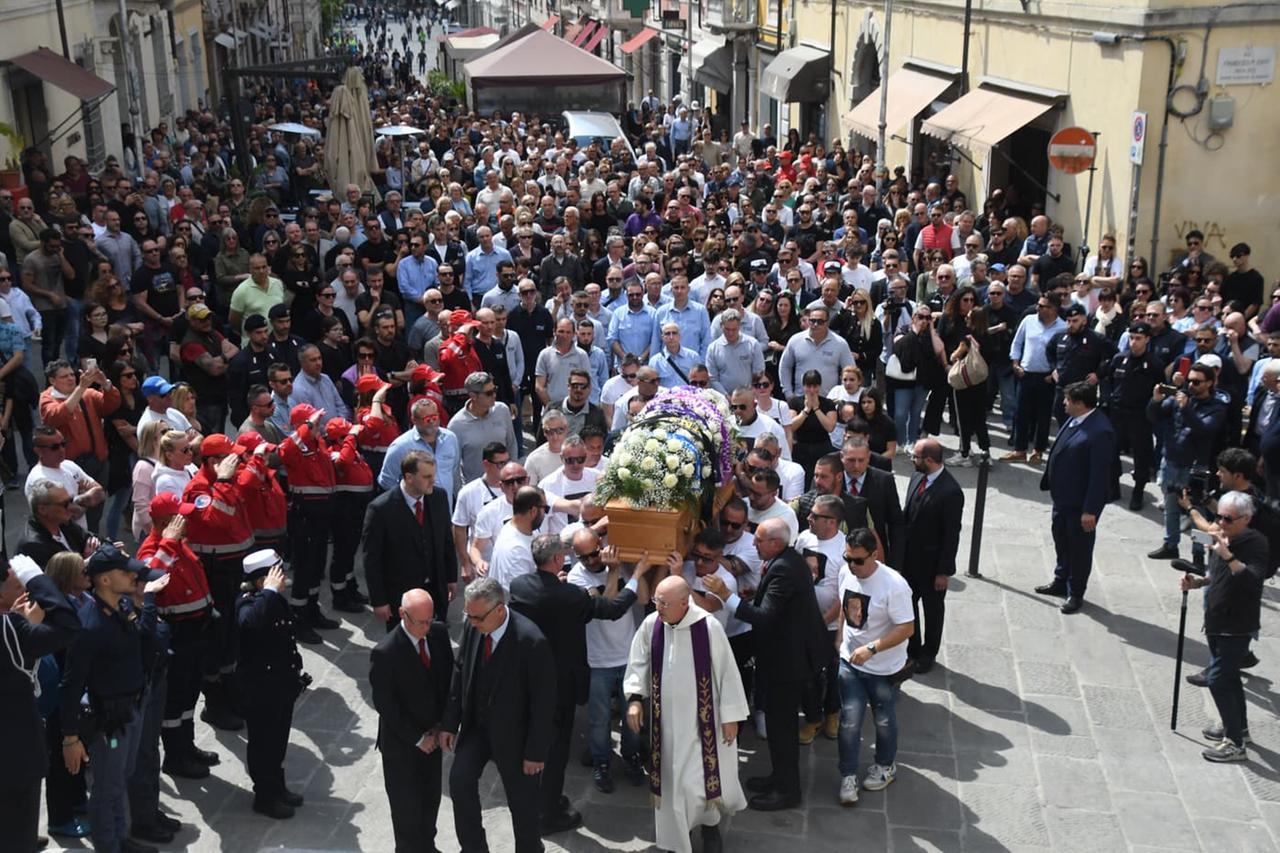 Massa, in migliaia ai funerali di Giacomo Bongiorni: «Vola alto fratello Mortegian» - Diretta
