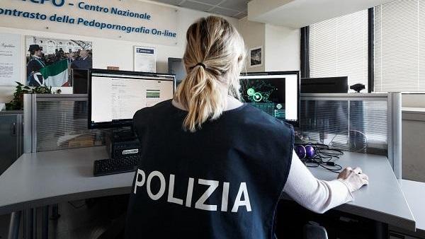 Ferrara, studentessa “spogliata” con l’intelligenza artificiale. Le foto nude fanno il giro dei gruppi Whatsapp e Telegram