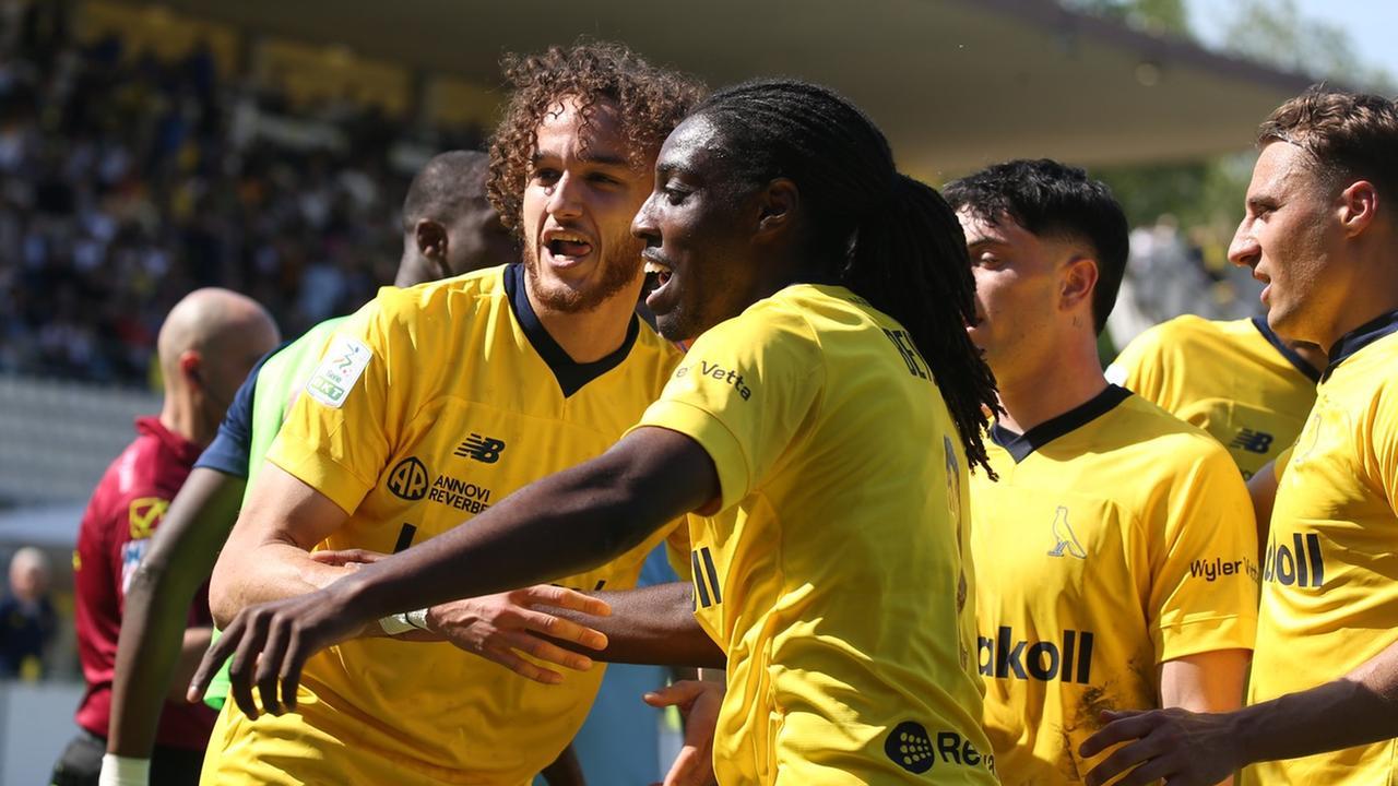 Modena-Frosinone: l'esultanza di Massolin dopo il gol dell'1-0