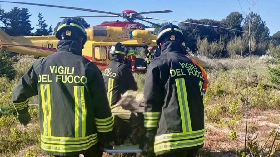 Perde il controllo della moto e finisce fuori strada: interviene l’elisoccorso