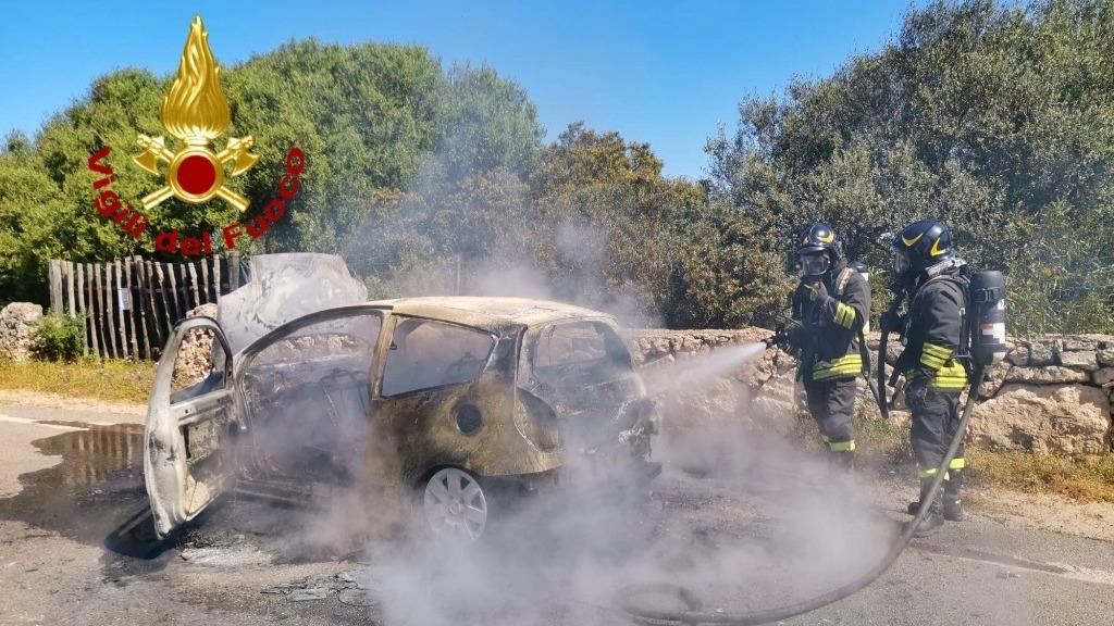 Paura in paese, fiamme divorano un’auto