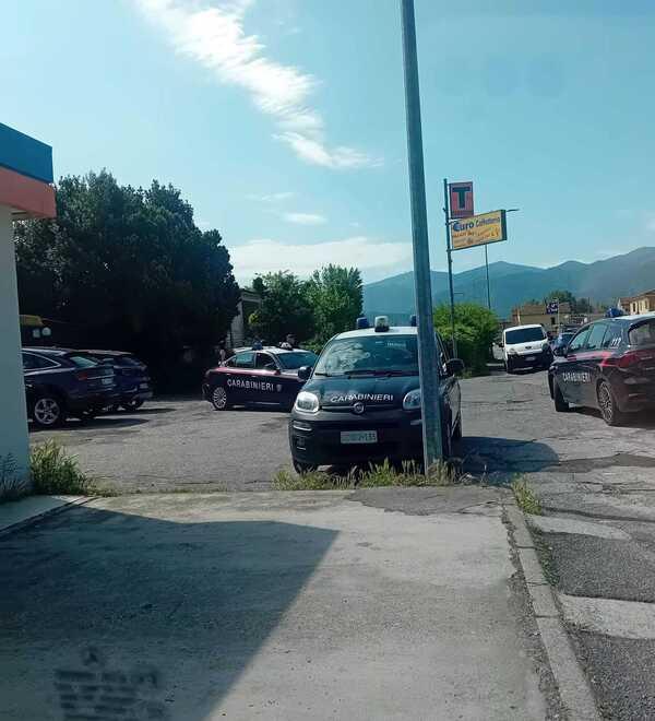 Capannori, spunta una pistola nella lite al bar: cliente picchiato con calci e pugni