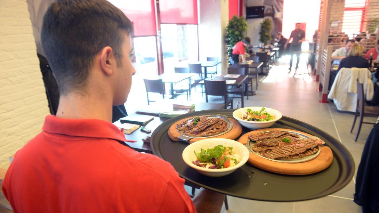 Cameriere cancellava le comande dei clienti e intascava i contanti: sottratti 45 mila euro