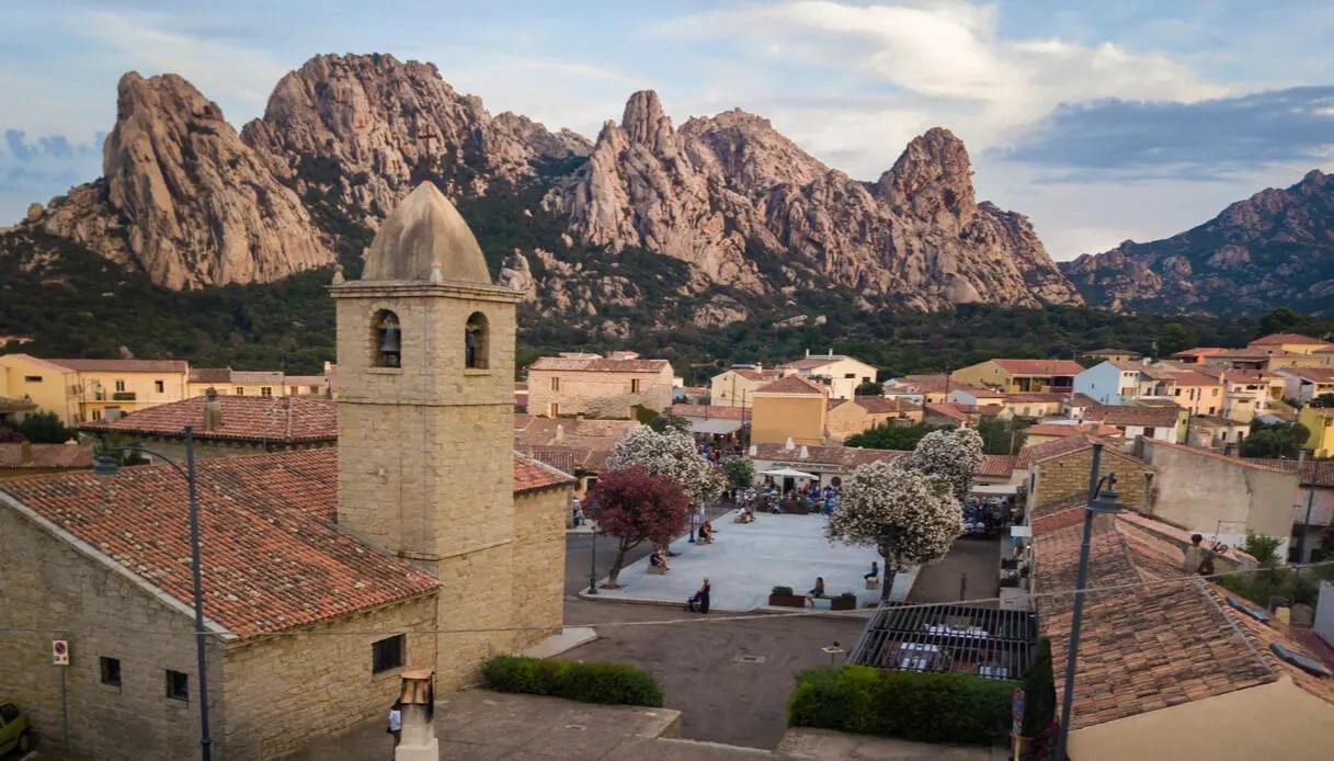 Sedie e tavolini nella piazza di San Pantaleo: il Comune stabilisce le nuove regole