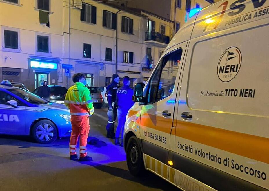 Livorno, colpisce due persone con le forbici poi fugge: caccia dell’aggressore
