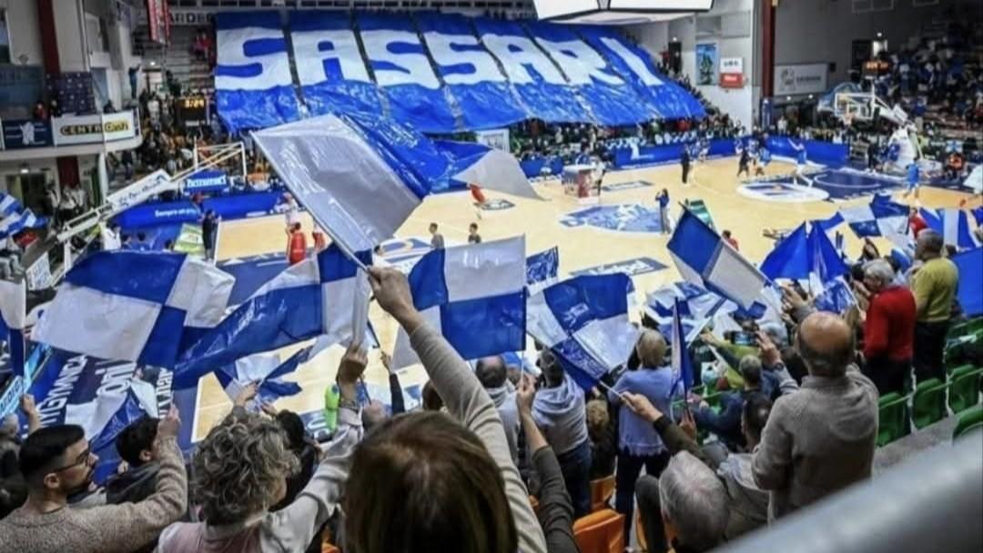 “Tutto il Palazzetto!”, c’è da salvare la Dinamo: nella gara con Venezia il Banco si gioca 15 anni di storia in A – La sfida oggi alle 17