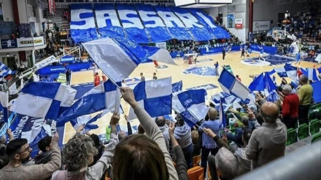 “Tutto il Palazzetto!”, c’è da salvare la Dinamo: nella gara con Venezia il Banco si gioca 15 anni di storia in A – La sfida oggi alle 17