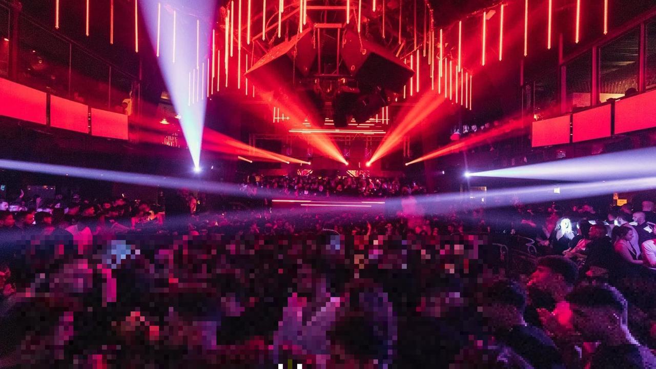 Sparatoria in discoteca: ucciso un uomo, giovani in fuga dal locale