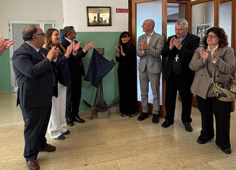 Livorno, intitolata a Mumolo l’aula magna: «Nostro padre da ora è il Nautico».