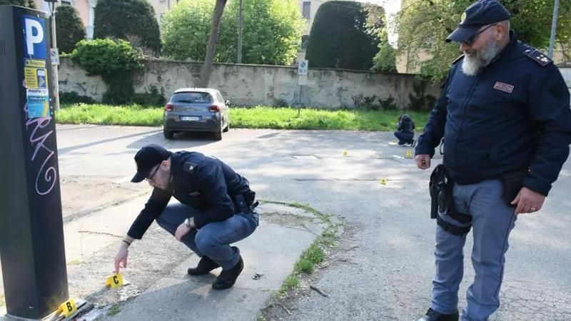 La polizia nel luogo del delitto (Foto La Provincia Pavese)