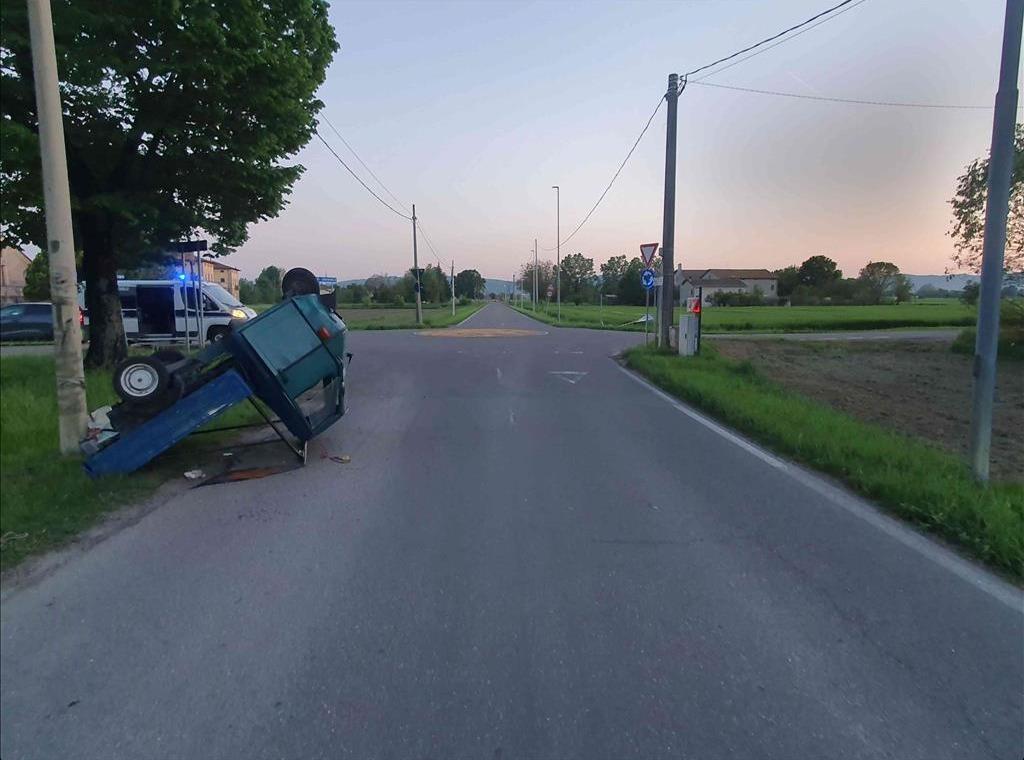 Si schianta contro un palo e si ribalta: grave il conducente di un Apecar