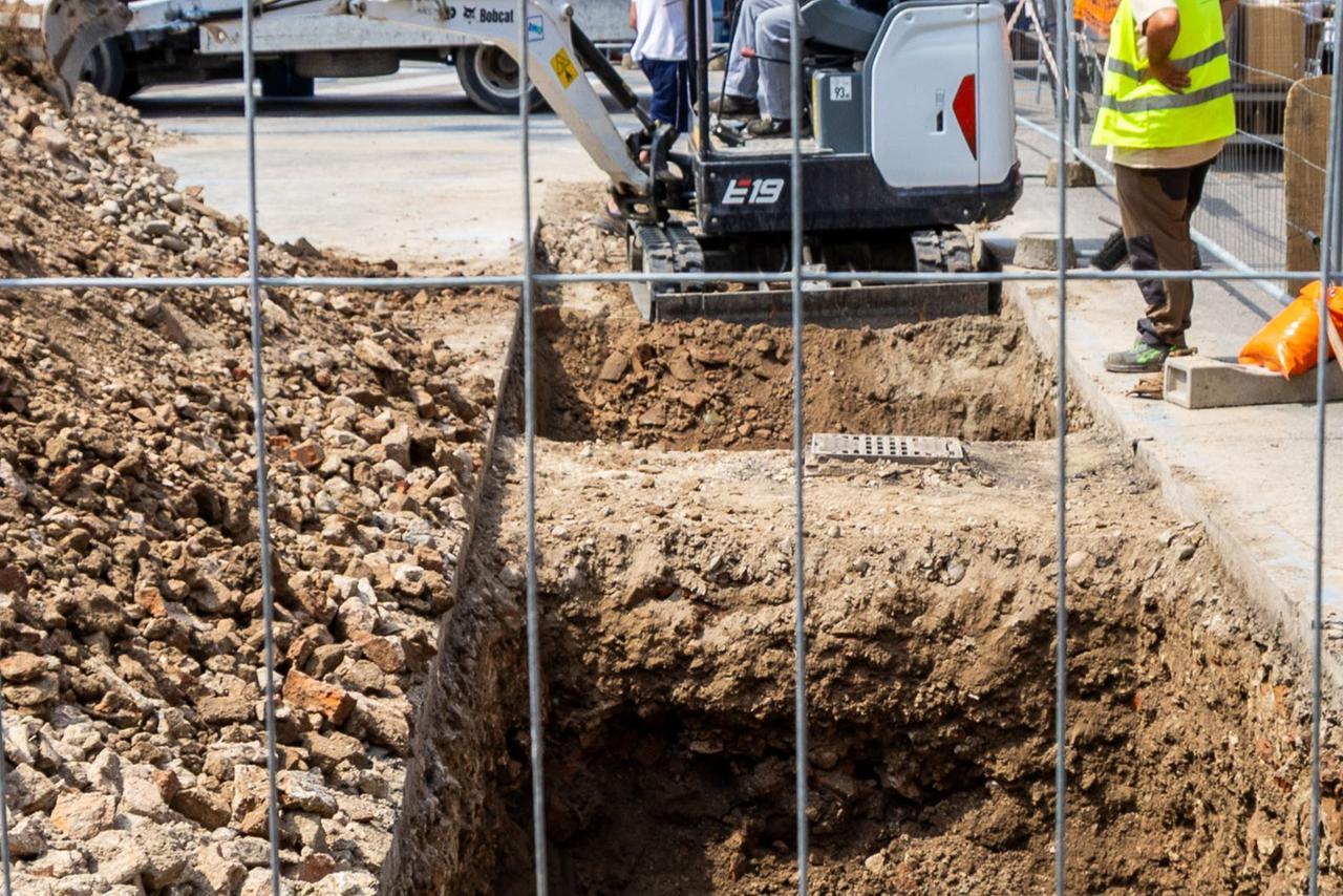 Ferrara, ritrovati reperti del XVI secolo: emersi dagli scavi di piazza Travaglio