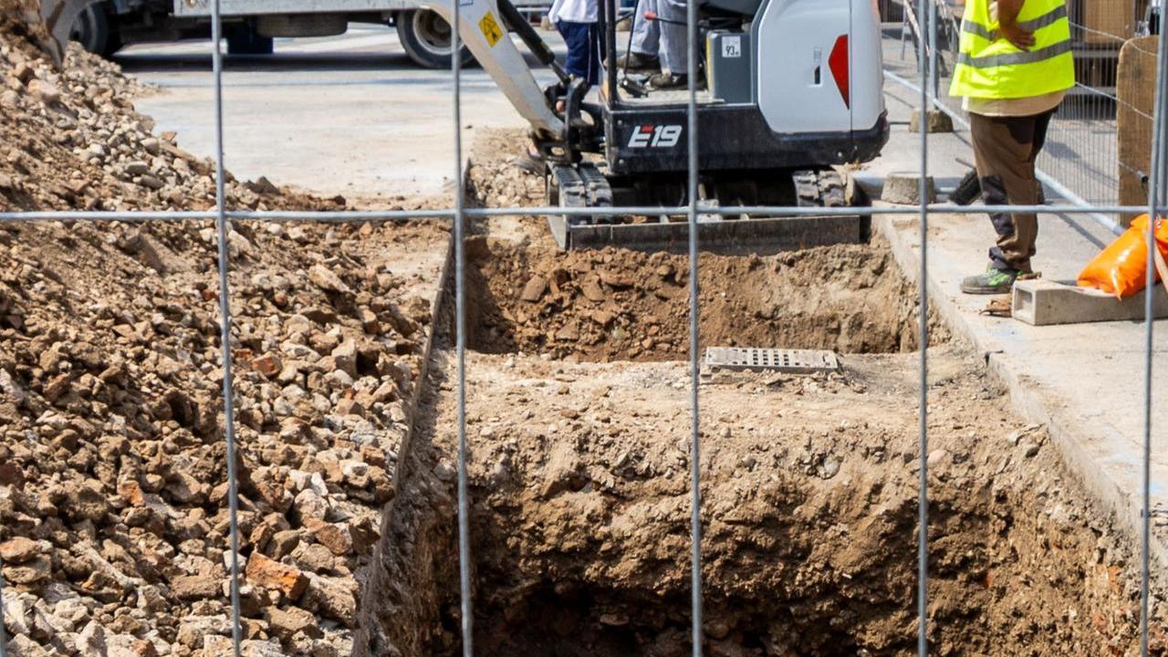 Ferrara, ritrovati reperti del XVI secolo: emersi dagli scavi di piazza Travaglio