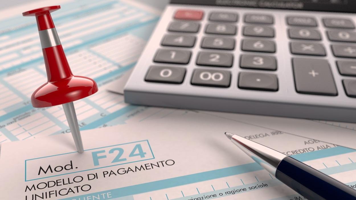 Canone insegne a Capannori, corsa a rimediare agli errori: commercianti stangati dopo i nuovi calcoli