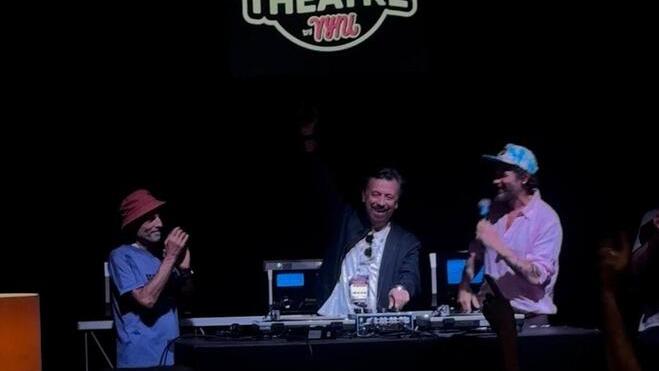 Jova emoziona e Benny lo affianca sul palco della Cavallerizza