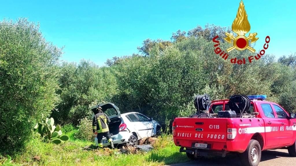 Invade la corsia opposta e prende in pieno un Range Rover: la sua Clio è distrutta ma lui esce dall’auto illeso