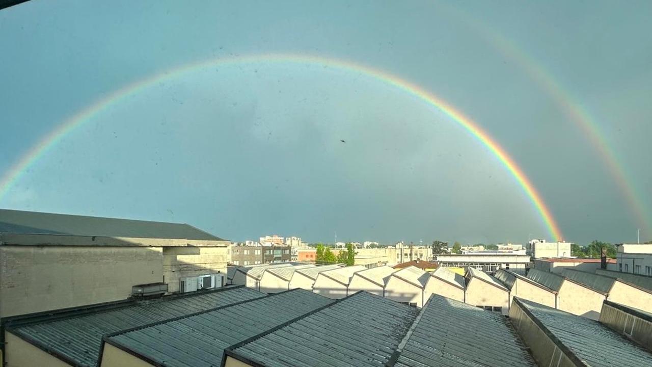 L'arcobaleno nel cielo di Modena in direzione Bologna