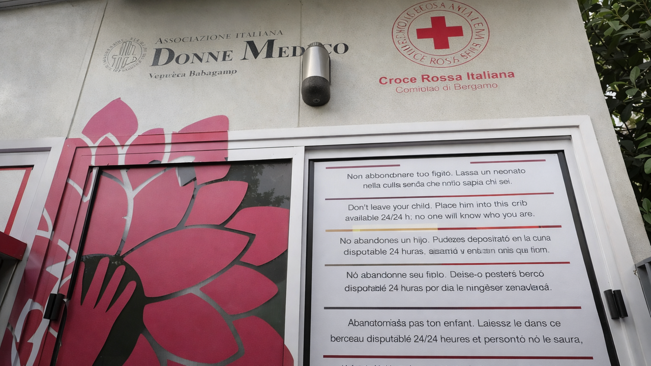Neonato lasciato dalla madre nella Culla per la vita: «Ti auguro la gioia che in questo momento non ti possiamo dare. Ti amo tanto»