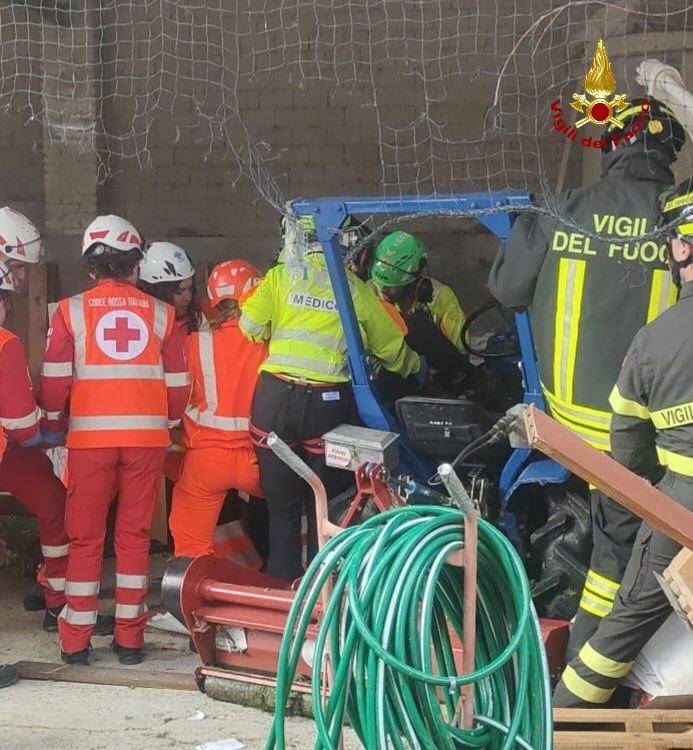 Resta incastrato con il trattore: soccorso dall’elicottero a Canossa