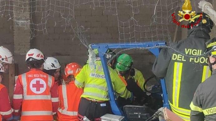 I soccorsi in via Crognolo di Canossa (foto fornita dal comando dei Vigili del fuoco di Reggio Emilia)