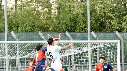 Un'azione di gioco sotto porta di Cecina-Lucchese (foto Falorni/Stick)