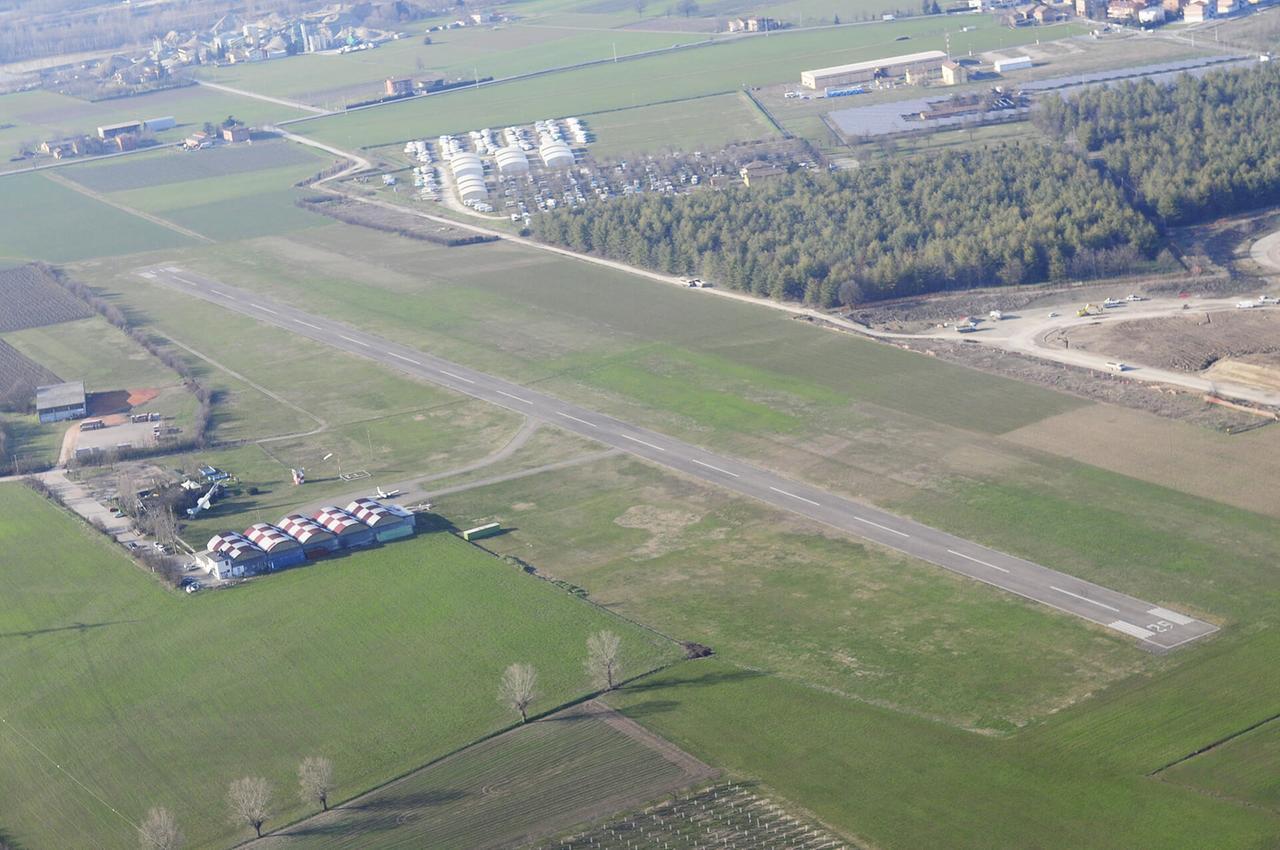 Tragedia sfiorata all’aeroporto: una Ferrari piomba sul pubblico travolgendo padre e figlio