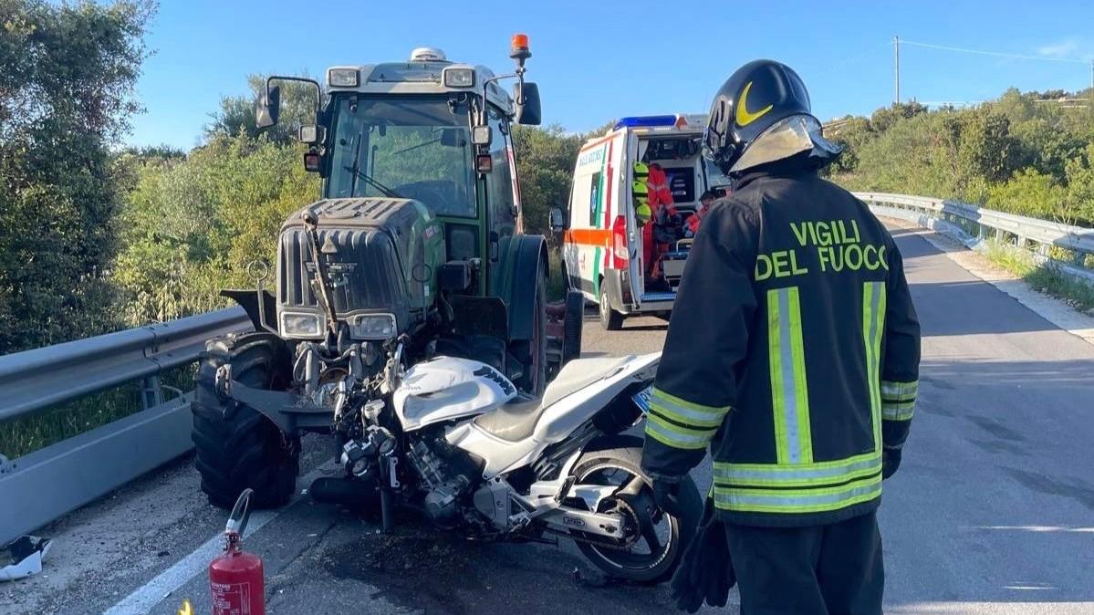 Si schianta con la moto contro un trattore, un ferito