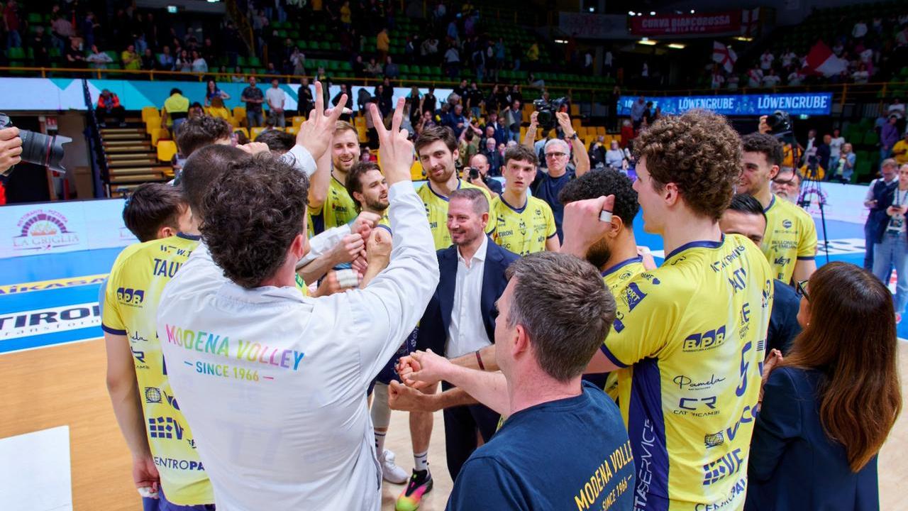 I gialloblù festeggiano con il coach Alberto Giuliani al centro (Foto: Modena Volley)