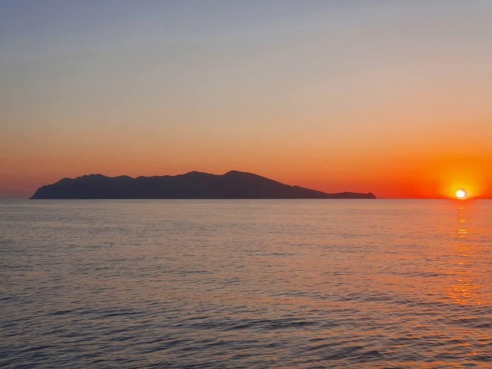 Livorno, il comandante e la Capraia all’alba. Grazie ad Alessio Morlè