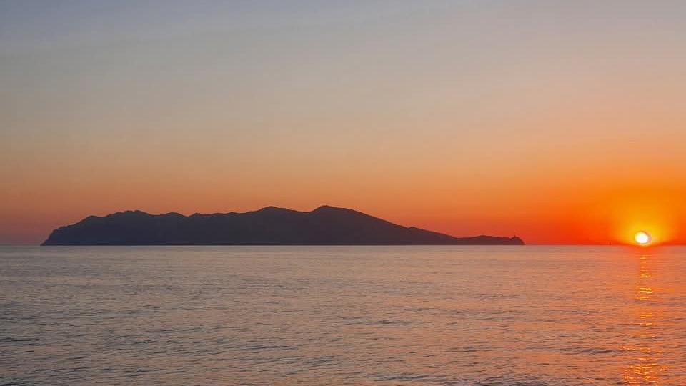 Livorno, il comandante e la Capraia all’alba. Grazie ad Alessio Morlè