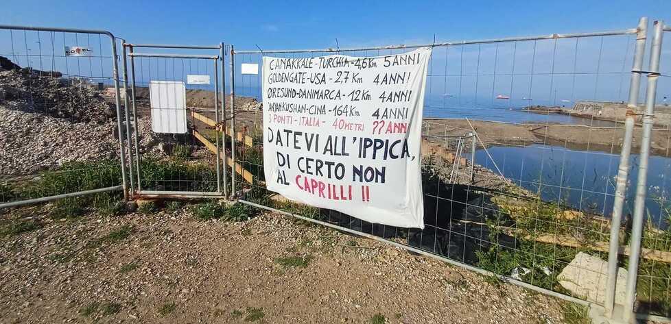 Livorno, ironia e protesta: nuovo striscione alla foce del rio Ardenza: «Quanto tempo serve per 40 metri di ponte?»