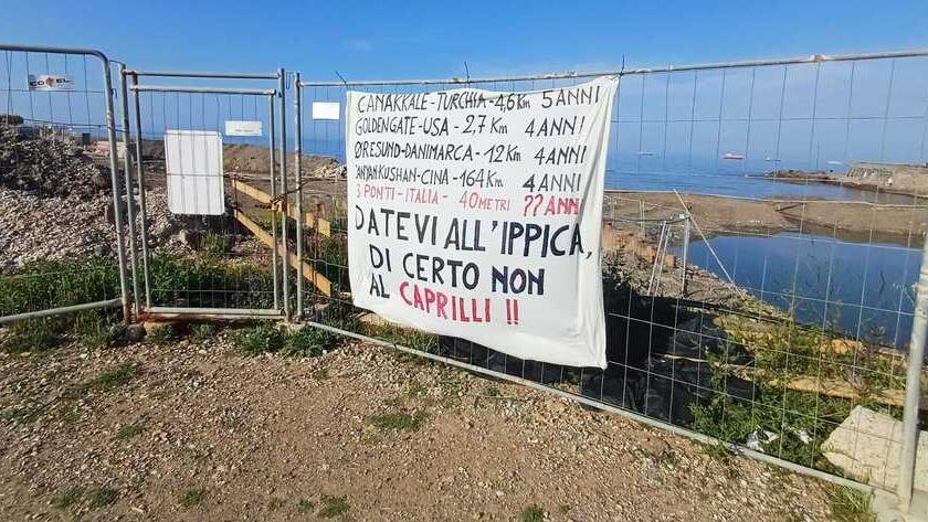 Livorno, ironia e protesta: nuovo striscione alla foce del rio Ardenza: «Quanto tempo serve per 40 metri di ponte?»