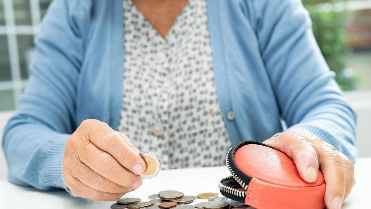 Gettano a terra delle monetine per distrarre la vittima e derubarla: il trucco arriva anche a Bagnolo