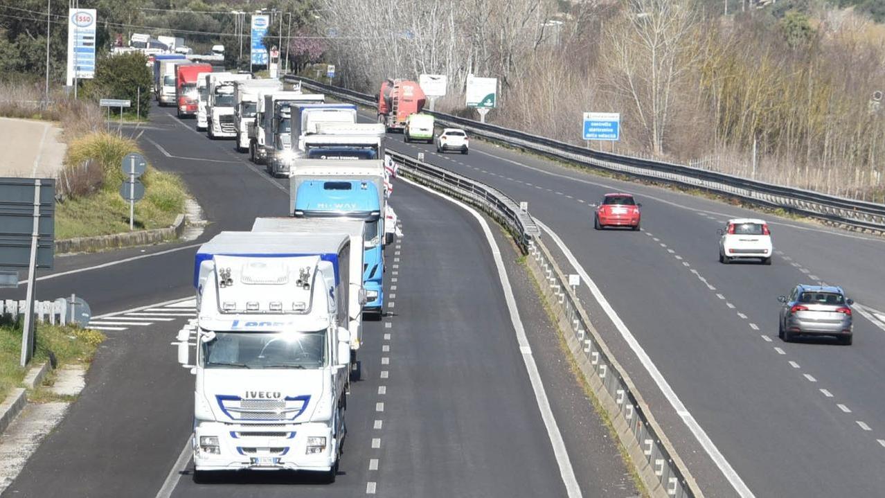 Sciopero degli autotrasportatori contro il caro carburanti, da oggi stop di 6 giorni: rischio blocco logistica e rincari
