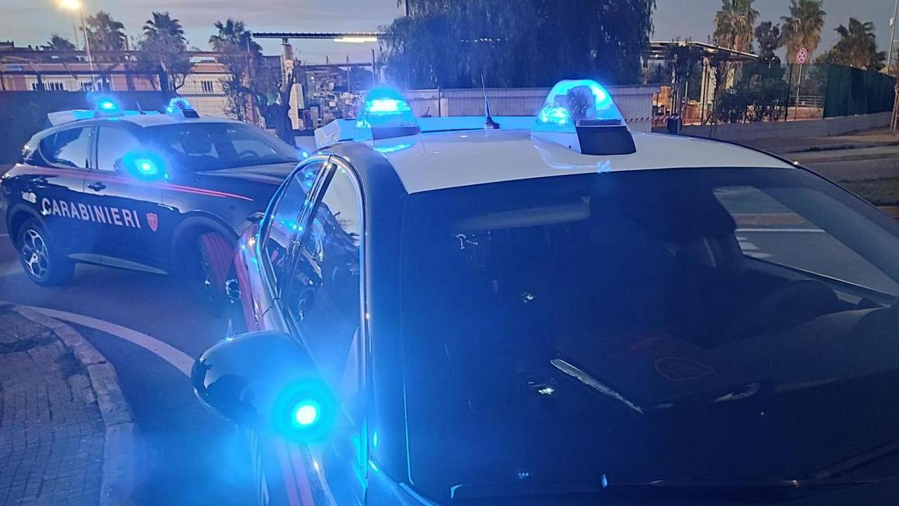 Ubriaco forza il posto di blocco e con l’auto si schianta sulla rotatoria: denunciato 25enne