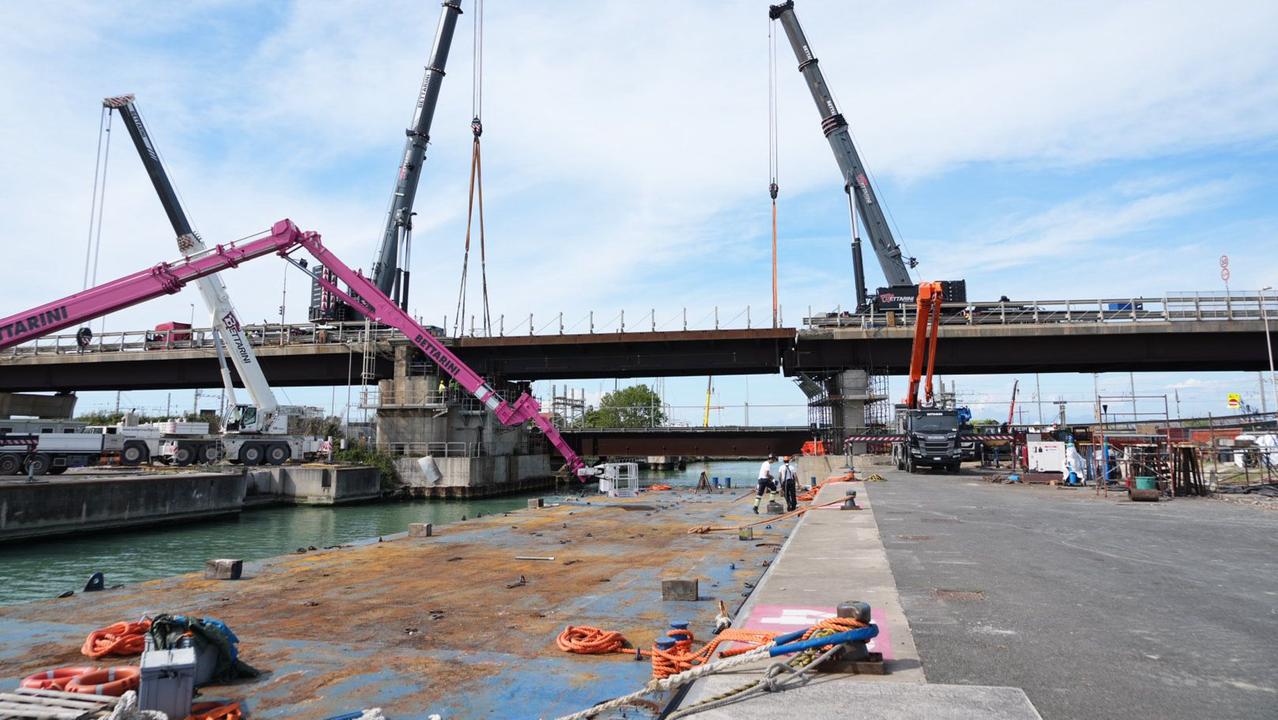 I lavori al ponte (foto Stick)