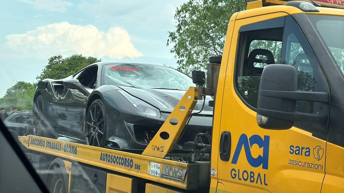 Tragedia sfiorata all’aeroporto di Marzaglia: una Ferrari piomba sul pubblico travolgendo padre e figlio