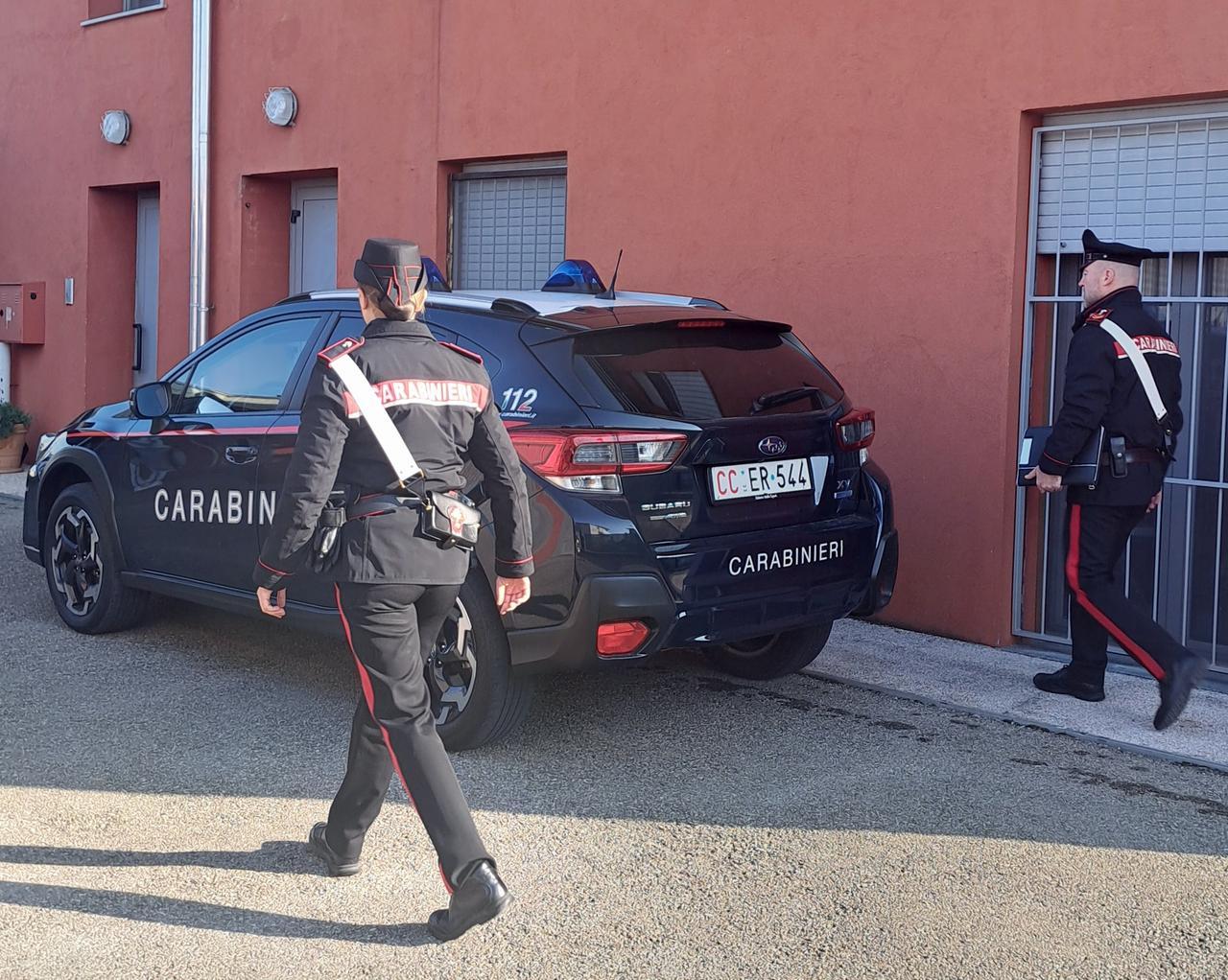 La compagna viene licenziata, lui minaccia il titolare col coltello e gli squarcia le gomme dell’auto