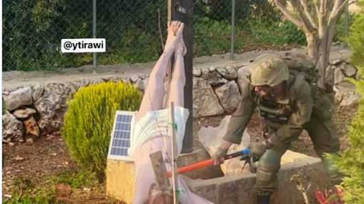 Colpisce una statua di Cristo crocifisso con una mazza: bufera su un soldato israeliano