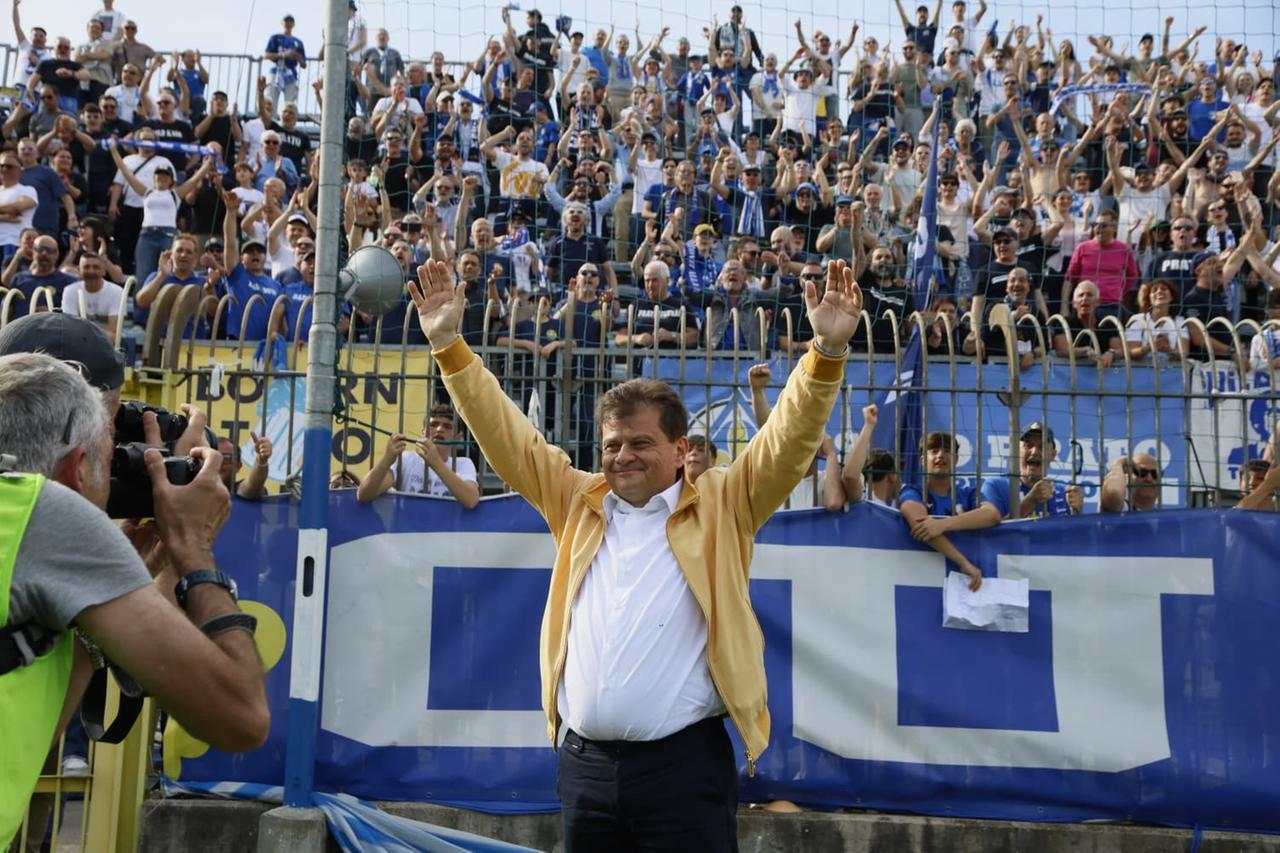 
	Il presidente Antonio Politano sotto la curva alla fine della partita (foto Giovanni Tarducci)

