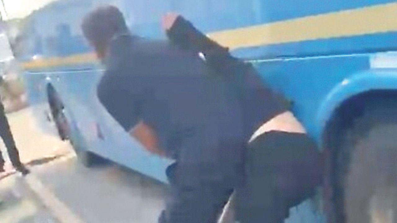 
	Un fermo immagine del parapiglia

