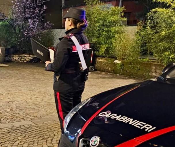 Dà fuoco a un mobile in casa, arrivano pompieri e carabinieri che scoprono la droga