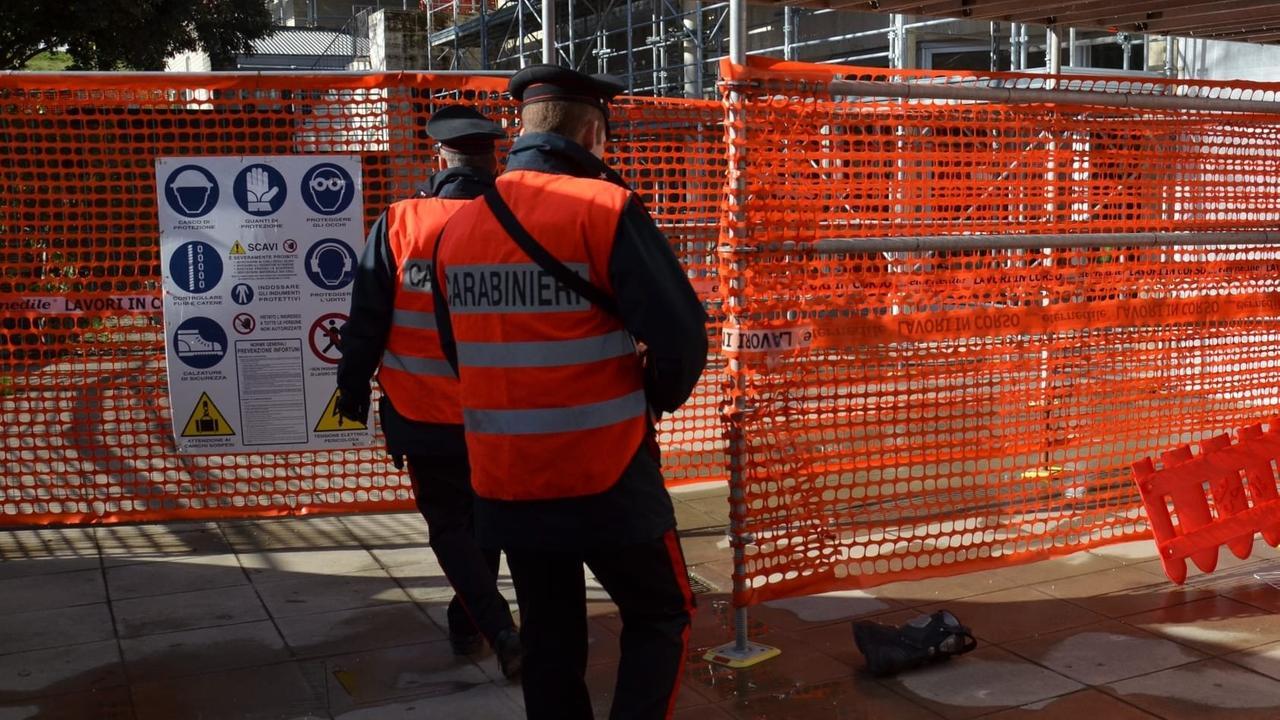 Operaio di 20 anni precipita dal tetto di un hotel, ricoverato in codice rosso: è grave