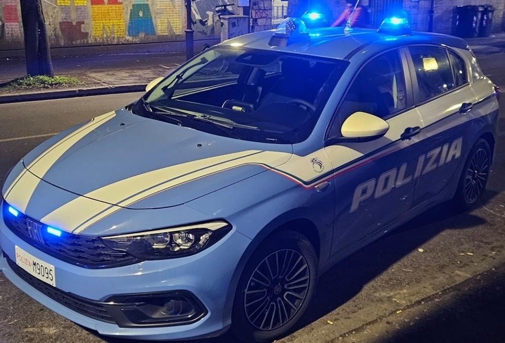 Una volante della polizia di Stato (foto d'archivio)