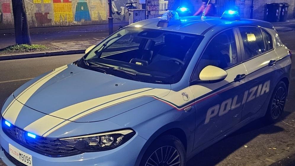 Una volante della polizia di Stato (foto d'archivio)