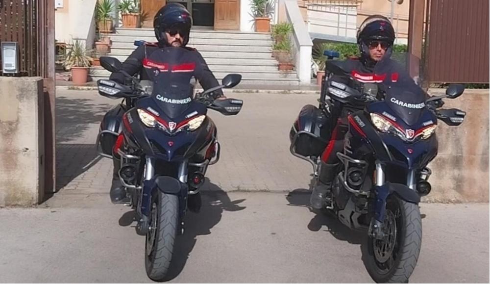 Due carabinieri al lavoro (foto d'archivio)