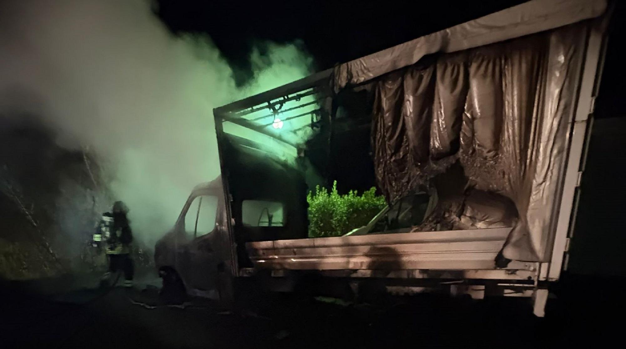 Il furgone danneggiato dopo l'incendio