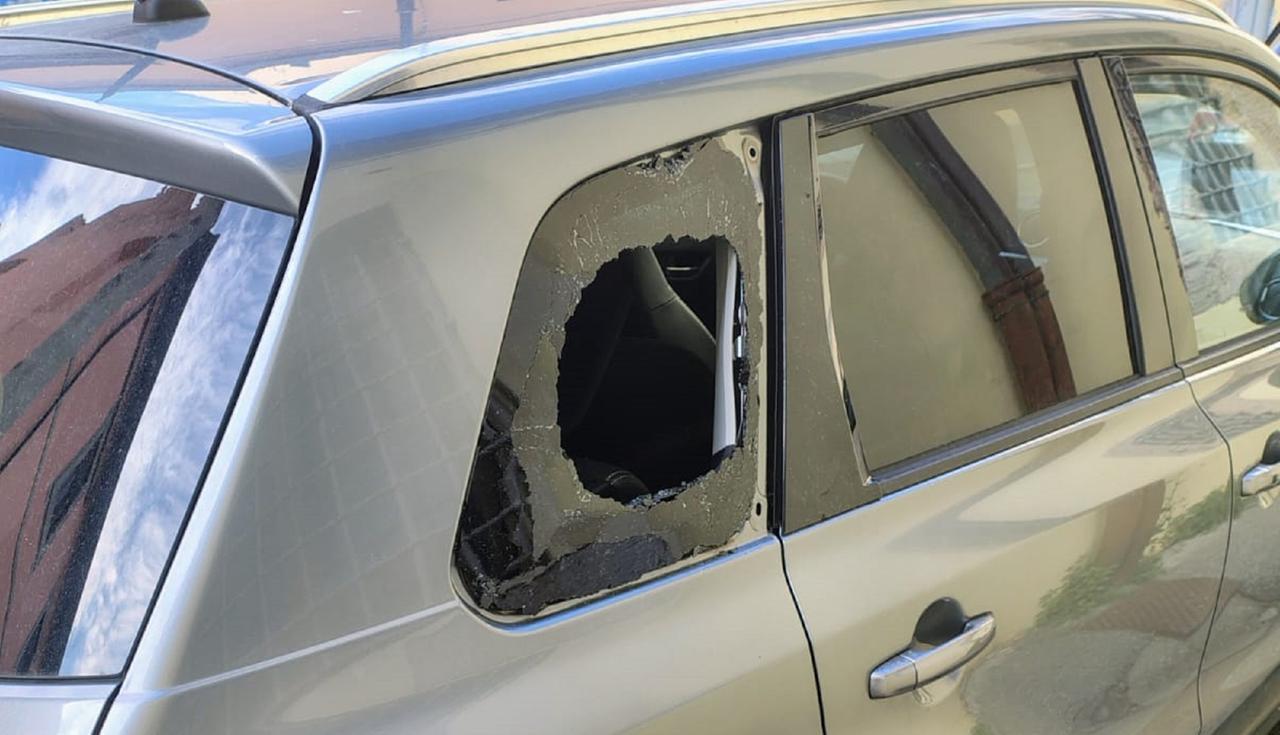 Livorno, danneggiate due auto vicino al municipio: vetri infranti